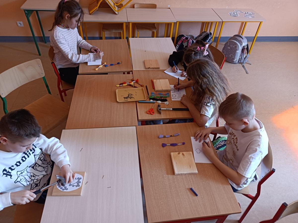 Warsztaty string-art w klasie 3b z okazji Dnia Kobiet – fotorelacja